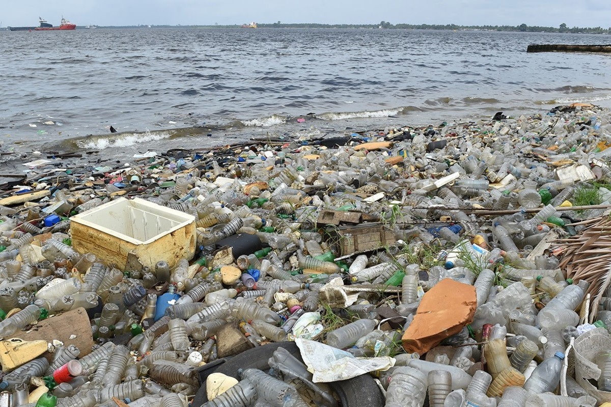 Plástico y basura acumulada en el océano — problema ambiental global que Deo Doo ayuda a combatir