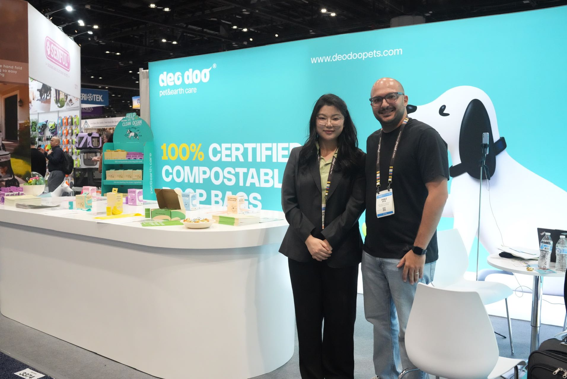 Pablo A. Pita junto a representante de DeoDoo en el stand del Global Pet Expo 2026, Orlando