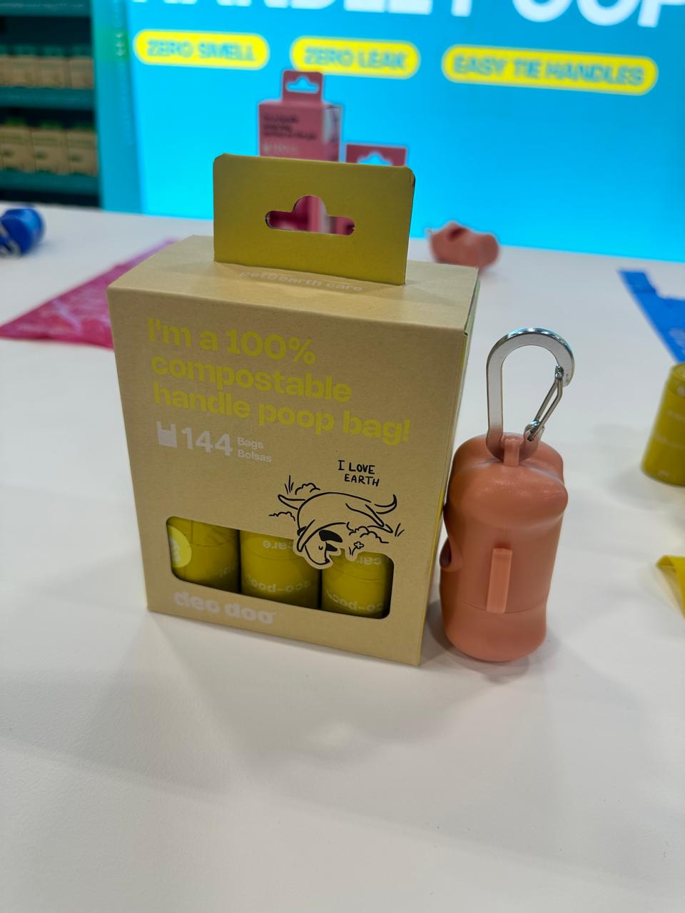 Nuevo empaque mejorado DeoDoo línea Compostable — SuperZoo 2026