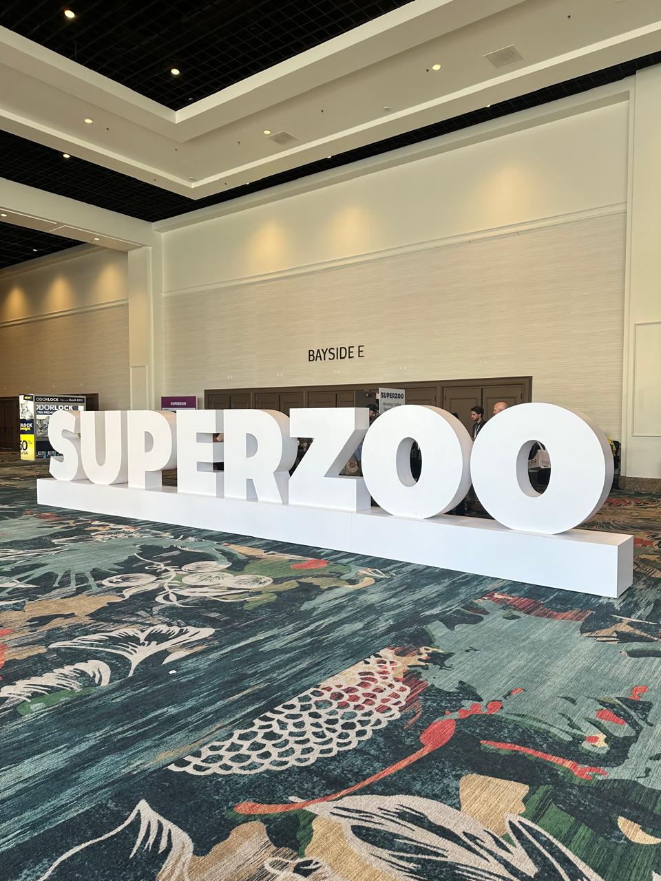 Entrada de SuperZoo 2026 en el Mandalay Bay Convention Center, Las Vegas